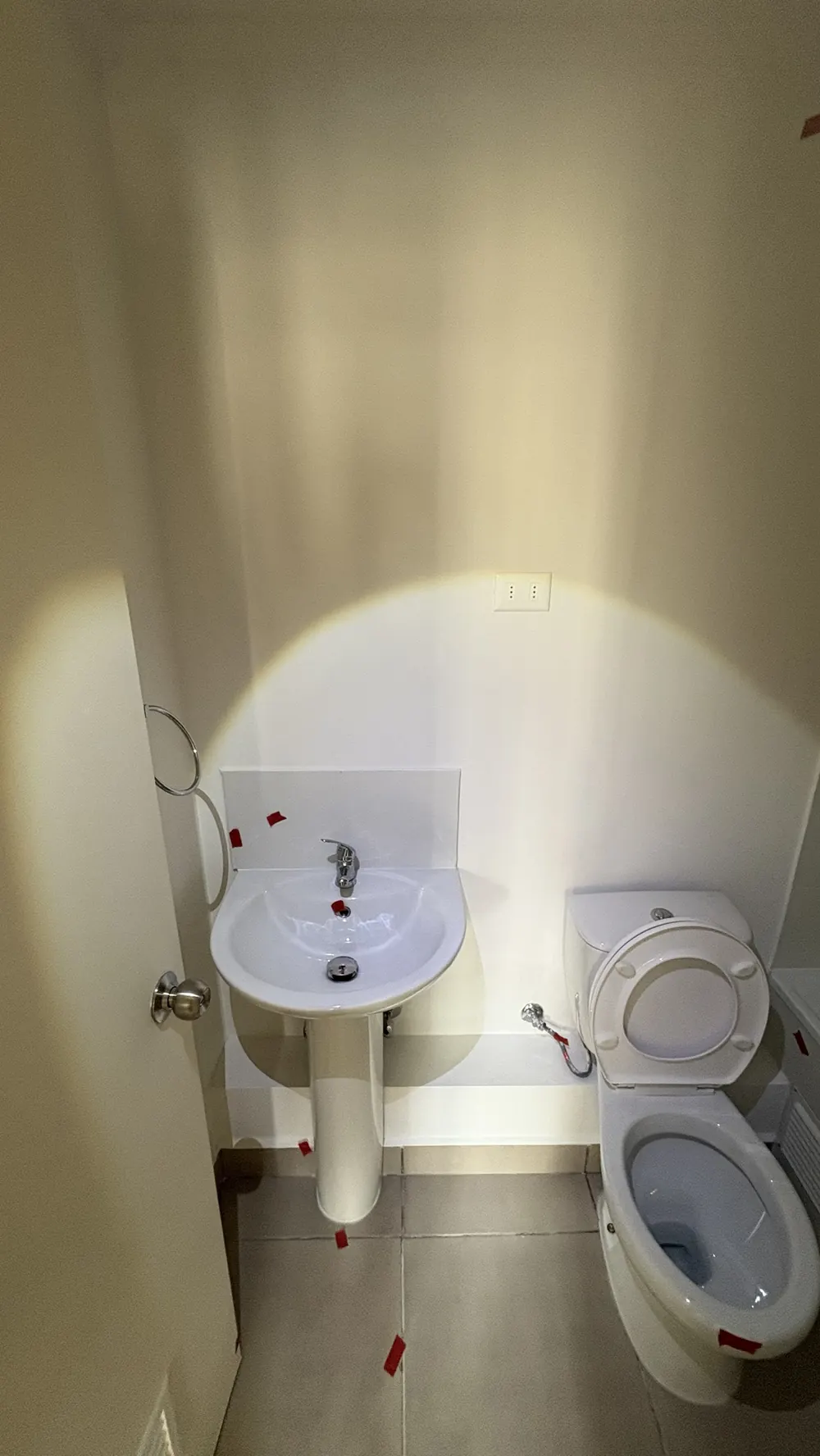 Baño de vivienda nueva con observaciones marcadas durante una pre-entrega