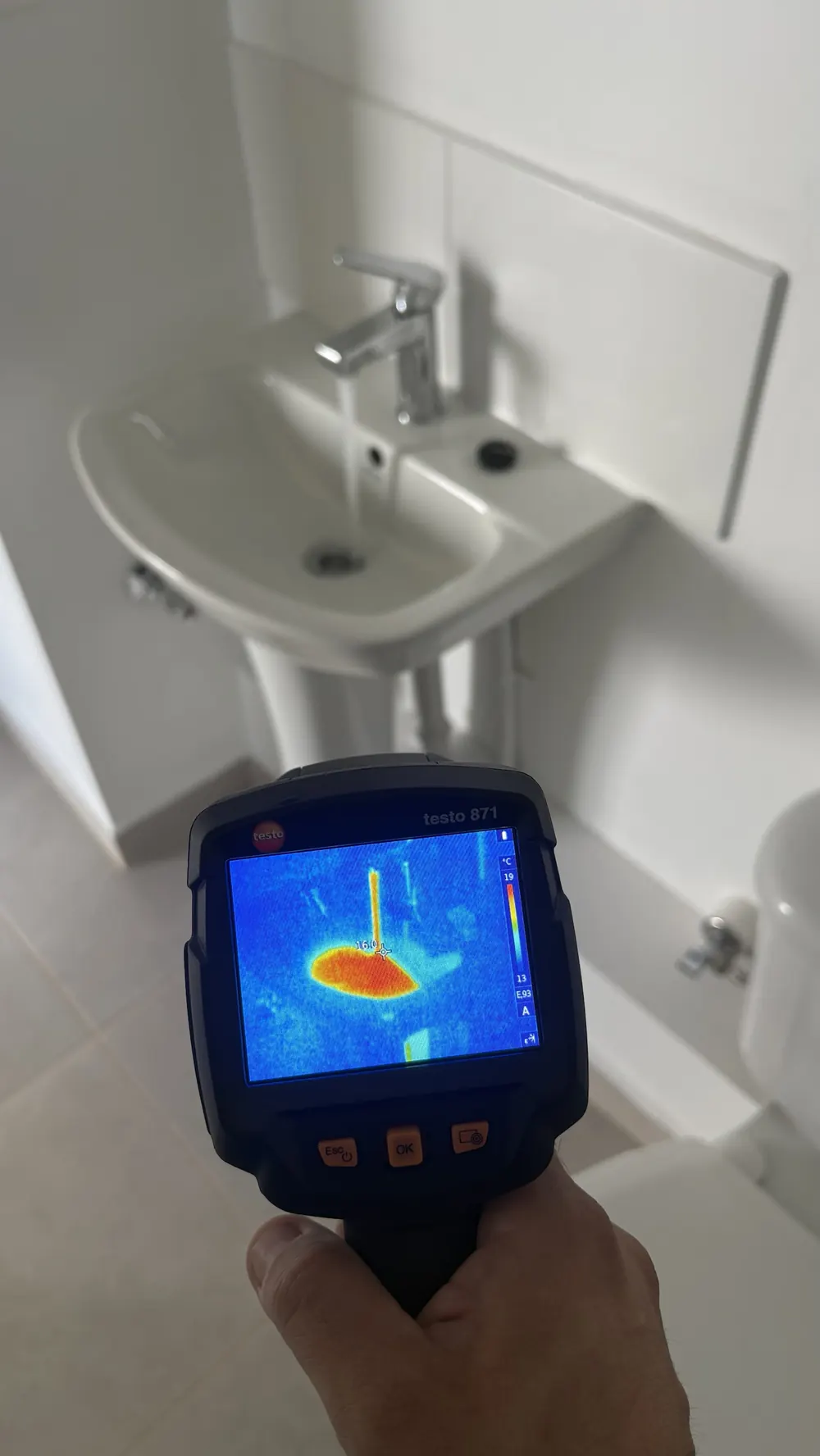 Cámara termográfica revisando un lavamanos durante una inspección
