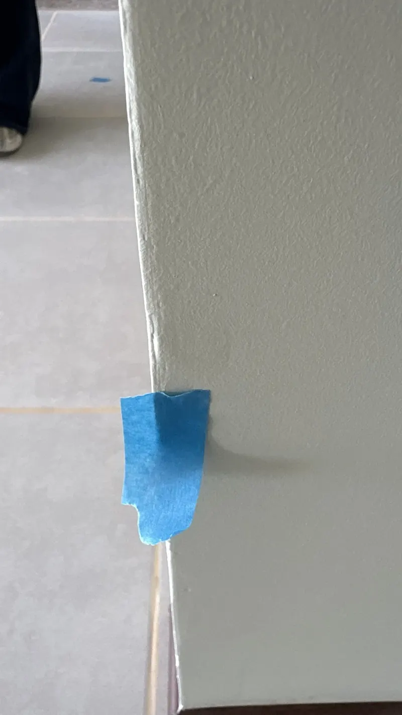 Fisura en muro marcada con cinta durante una inspección